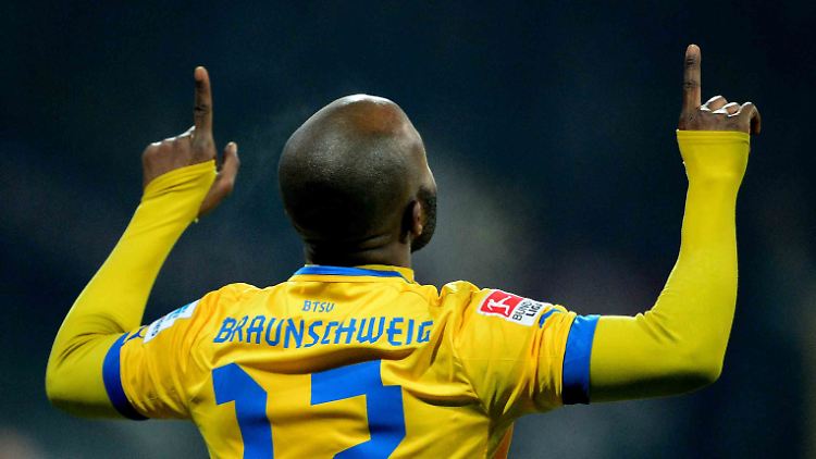 Der Braunschweiger Domi Kumbela freut sich über seinen Treffer gegen Dresden.