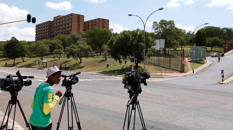 Die südafrikanische Presse vermutet, dass Mandela im Militärkrankenhaus von Pretoria behandelt wird.