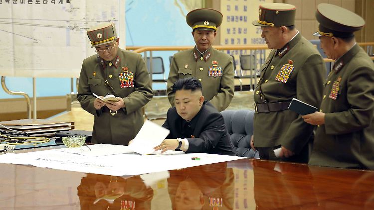 Kim erteilte ein der Nacht um 0.30 Uhr den Befehl, die Raketen in Gefechtsbereitschaft zu versetzen. Der Ort der Entscheidung blieb geheim.