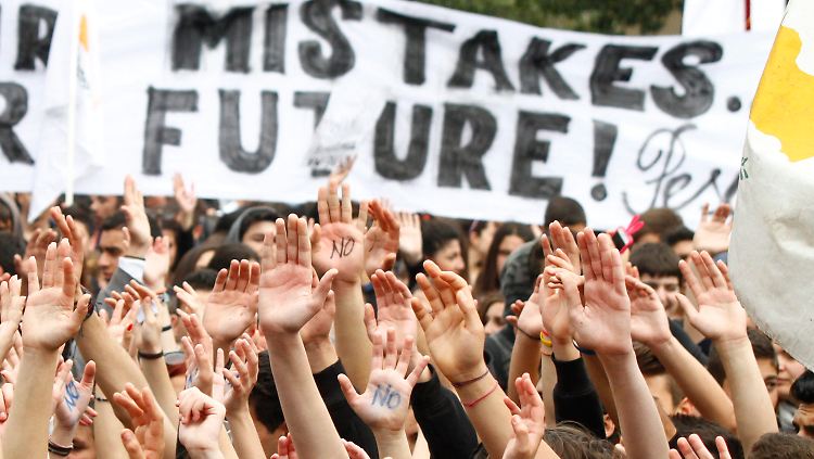 In Zypern protestieren Menschen gegen Rettungspaket und Sparmaßnahmen.