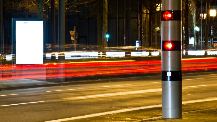 Die zügige Fahrt kommt den jungen Mann teuer zu stehen.