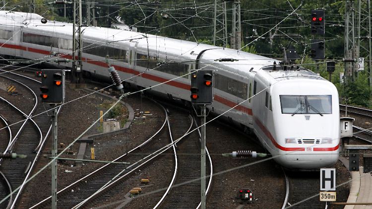 Reisende sollen in ICE-Zügen der Deutschen Bahn bald Filme schauen und Videospiele nutzen können.