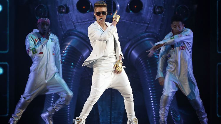 Justin Bieber trat dann ohne sein Äffchen auf.