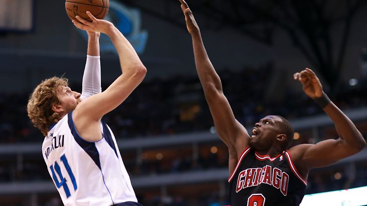 Dirk Nowitzki beweist Nervenstärke und punktet in letzter Sekunde zu entscheidenden Dreier.
