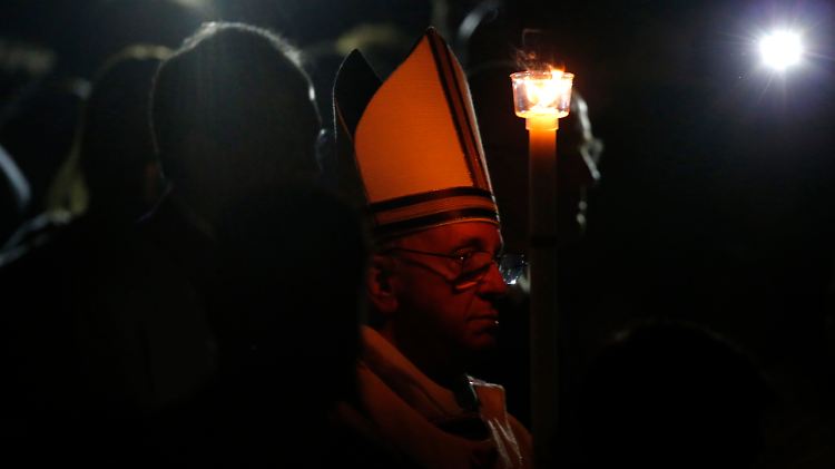 Ein Licht in der Dunkelheit: Papst Franziskus eröffnete die Messe symbolträchtig.