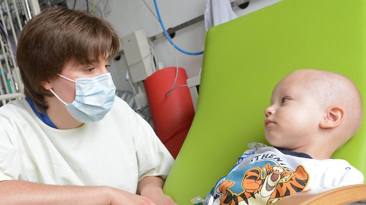 Zu teuer? Eine Kinderkrankenschwester misst dem krebskranken Noah in Tübingen den Blutdruck.