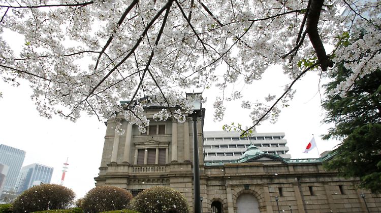 Japans Notenbank will mit lockerer Geldpolitik die Wirtschaft ankurbeln.