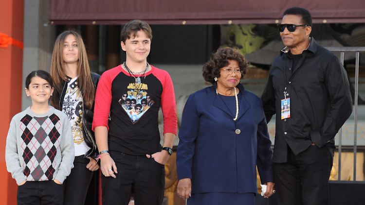 Die Kinder von Michael Jackson, Blanket, Paris und Prince, zusammen mit ihrer Großmutter Katherine und Tito Jackson, dem Bruder des "King of Pop". (v.l.)