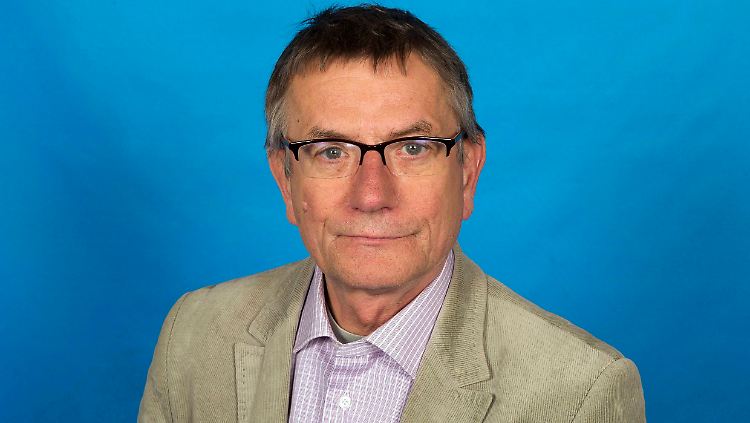 ARD-Reporter Armbruster soll einen gebrochenen Unterarm und eine Bauchverletzung haben.