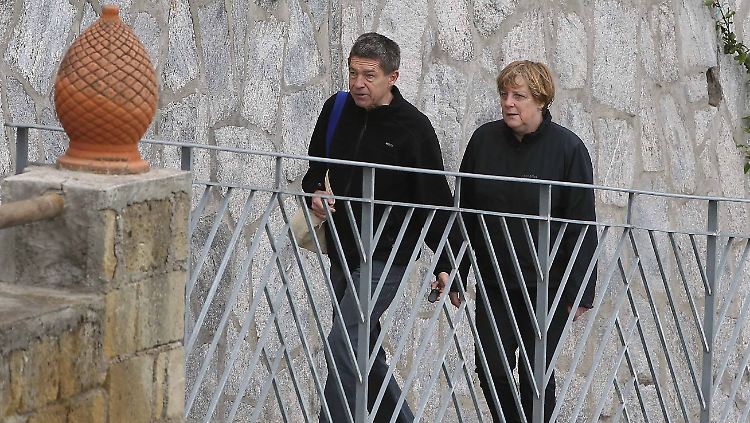 Therme, wandern, bummeln - Angela Merkel mit ihrem Mann Joachim Sauer.