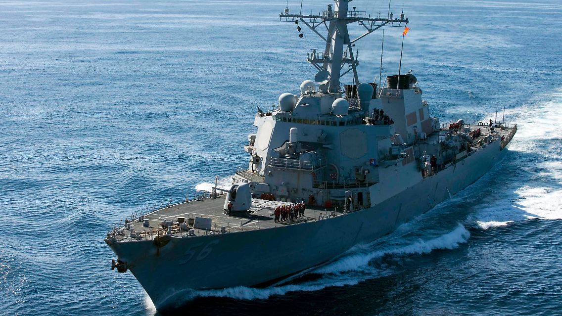 Der Zerstörer "USS John S. McCain" gehört als Begleitschiff zum Flugzeugträger "USS George Washington". (Archivbild)