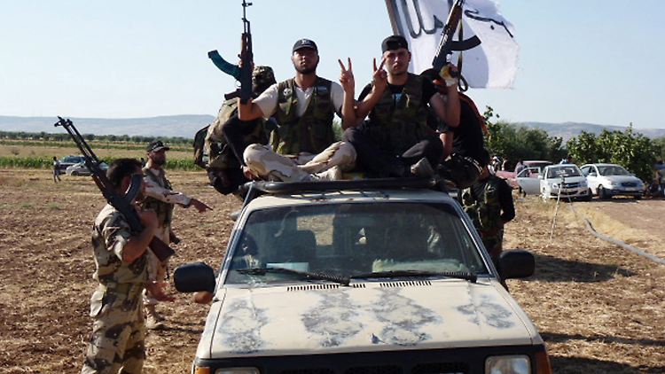 Syrische Rebellen posieren mit ihren Waffen: Über 6000 Menschen sind im März in Syrien im Bürgerkrieg gestorben.