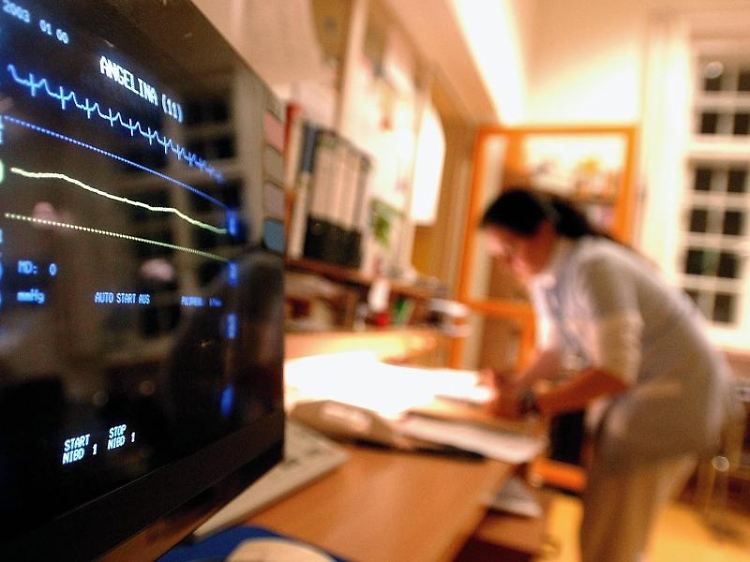 Rund um die Uhr muss ein Krankenhaus besetzt sein. Über den Betriebsrat können Arbeitnehmer Einfluss auf die Gestaltung des Schichtdienstes nehmen.