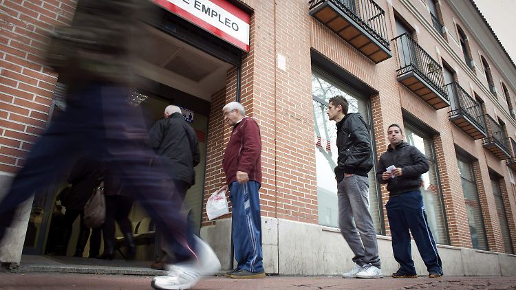 Arbeitslose vor einer Jobvermittlung in Madrid.