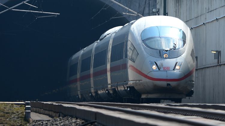 Die ICE-Züge fahren auf der Strecke Köln-Frankfurt normalerweise über 300 km/h.
