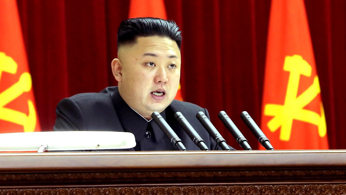 Nordkoreas Diktator Kim bei einer Rede vor dem Zentralkomitee der Arbeiterpartei des Landes.