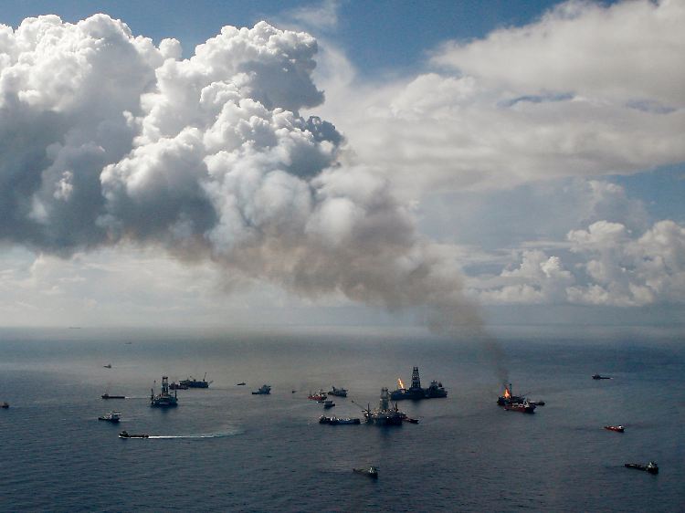 Gewaltiger Schaden, gewaltiger Aufwand: Im Auftrag von BP bemühen sich Spezialisten, die Katastrophe endlich in den Griff zu bekommen.