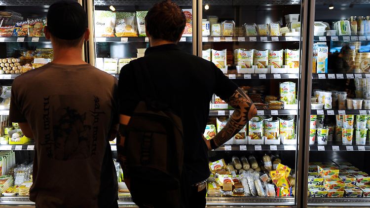 Strenge Veganer essen keine Lebensmittel tierischen Ursprungs. Das macht den Einkauf im normalen Supermarkt zur Herausforderung.