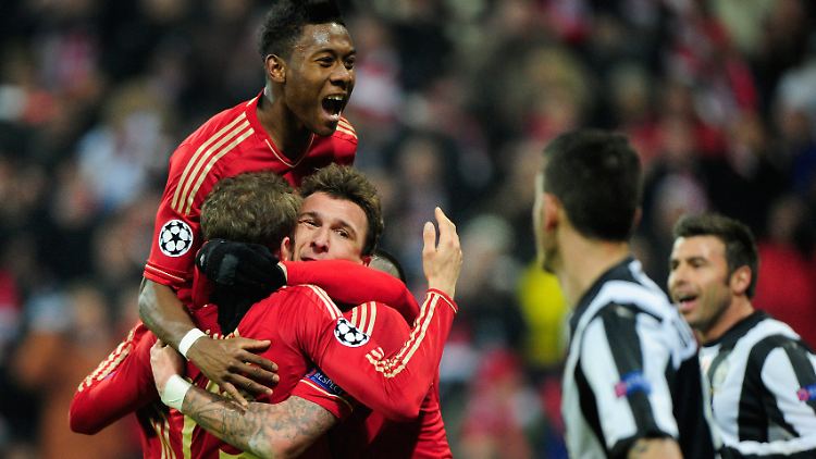 1:0-Torschütze David Alaba feiert auf 2:0-Torschütze Thomas Müller und 2:0-Vorbereiter Mario Mandzukic (r.).