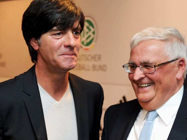 Bilderrätsel: Einer der beiden Herren lächelt leicht gequält ...