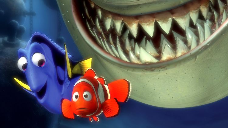 "Findet Nemo" war 2003 an den Kinokassen ein großer Erfolg (im Hintergrund: der vegetarische Hai Bruce).