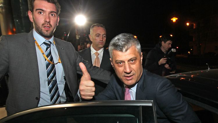 Der Daumen von Kosovo-Premier Thaci täuscht: Die Verhandlungen in Brüssel waren nicht erfolgreich.