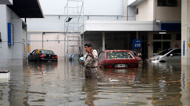 Meterhoch steht das Wasser in einigen Stadtteilen.
