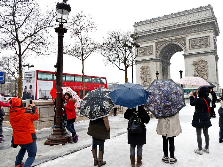 Chinesische Touristen in Paris müssen sich nicht nur vor Taschendieben fürchten - auch gezielte Attacken kommen immer häufiger vor.