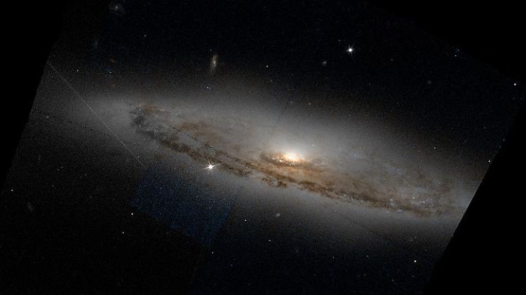 Aufnahme der Galaxie NGC 4845 (Based on observations made with the NASA/ESA Hubble Space Telescope and obtained from the Hubble Legacy Archive, which is a collaboration between the Space Telescope Science Institute, the Space Telescope European Coordinating Facility and the Canadian Astronomy Data Centre)