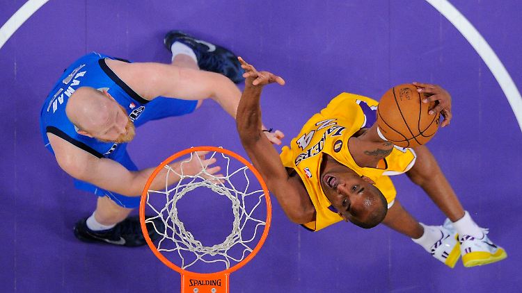 Kobe Bryant lässt Chris Kaman alt aussehen.