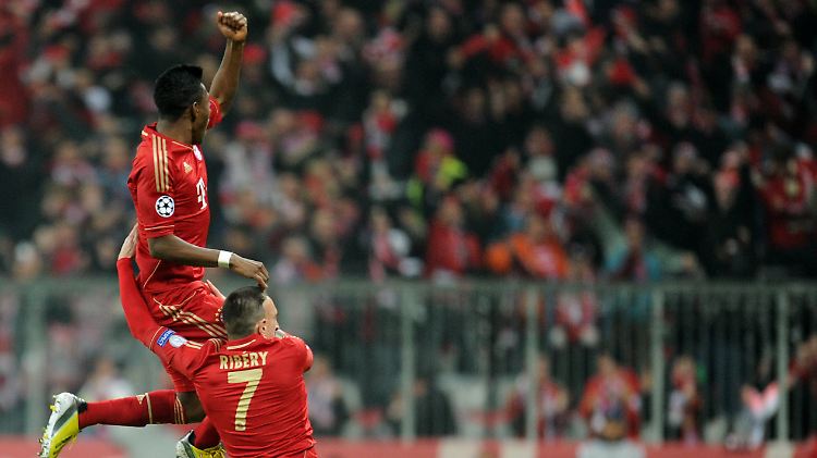 Flieger, grüß mir die Sonne: David Alaba verliert nach seinem Blitztor die Bodenhaftung.