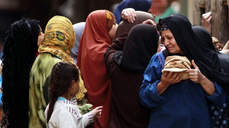 Frauen vor einer Bäckerei in Kairo.