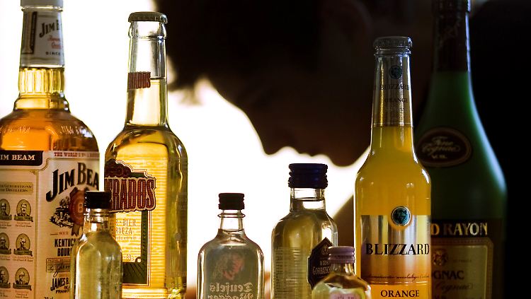 Der Griff zur Flasche: Bier und Wein sind als Volksdrogen beliebt und treiben viele Deutsche in die Sucht.
