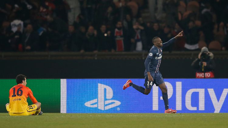 Fassungslos vor Frust und Freude: Sergio Busquets (l.) hadert mit dem Last-Minute-Ausgleich, Blaise Matuidi hat ihn erzielt und ist überglücklich damit.