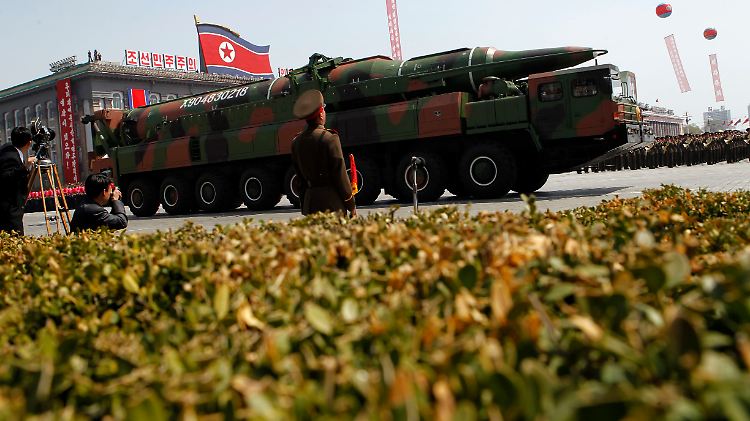 Nordkoreas Militär demonstriert seine Stärke. Mindestens eine Mittelstreckenrakete soll bereits an die Ostküste verlegt worden sein.