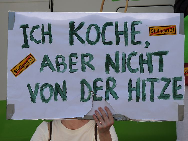 Protest gegen das Mammutprojekt "Stuttgart 21" am vergangenen Wochenende. Für den Umbau des Bahnhofs werden Milliarden ausgegeben - für funktionierende Klimaanlagen ist kein Geld da.