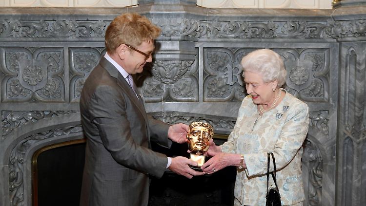 Letztes Jahr hat die Queen Kenneth Branagh zum Ritter geschlagen. Jetzt darf sich der Schauspieler revanchieren.