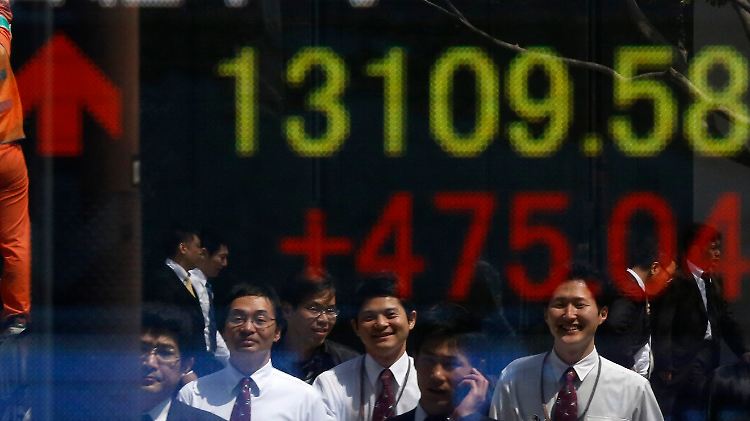 Gespiegelte Freude: Der Nikkei-Stand lässt die Anleger strahlen. 