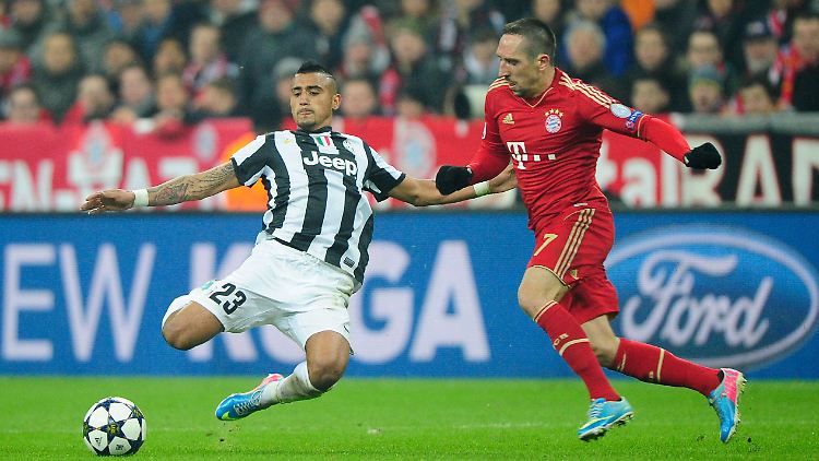 Erst wurde Franck Ribery von Arturo Vidal getreten, dann trat er rüde zurück - und hatte Glück, dass es keinen Platzverweis gab.