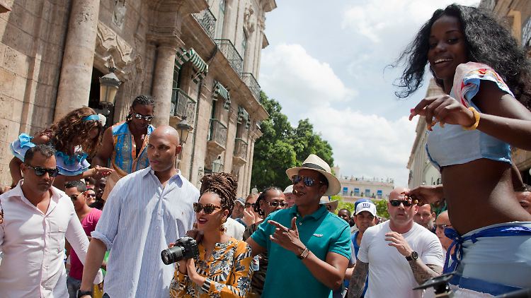 Beyonce und Jay-Z (mit Zigarre) in Havanna, umgeben von Schaulustigen - und Bodyguards.