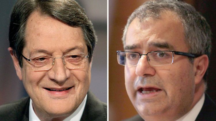 Der zyprische Staatspräsident Nikos Anastasiades (l.) und der Zentralbankchef Panikos Demetriades.