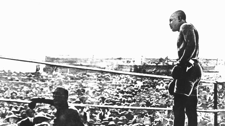 Jack Johnson (r) besiegte Jim Jeffries am 4 Juli 1910 in einem Weltmeisterschafts-Kampf in Reno (Nevada) durch K.O. in der 15. Runde.