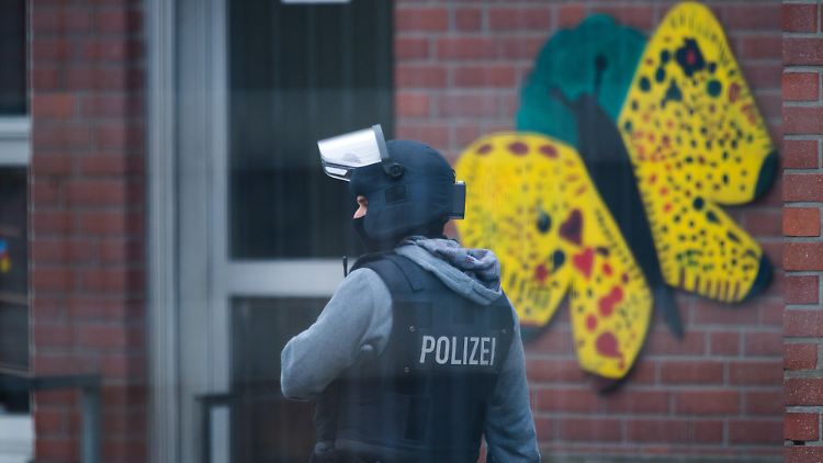 Nach mehr als zehn Stunden beendet die Polizei die Geiselnahme.