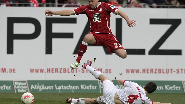Abgelaufen: Florian Dick überwindet Kölns Christian Eichner (unten).
