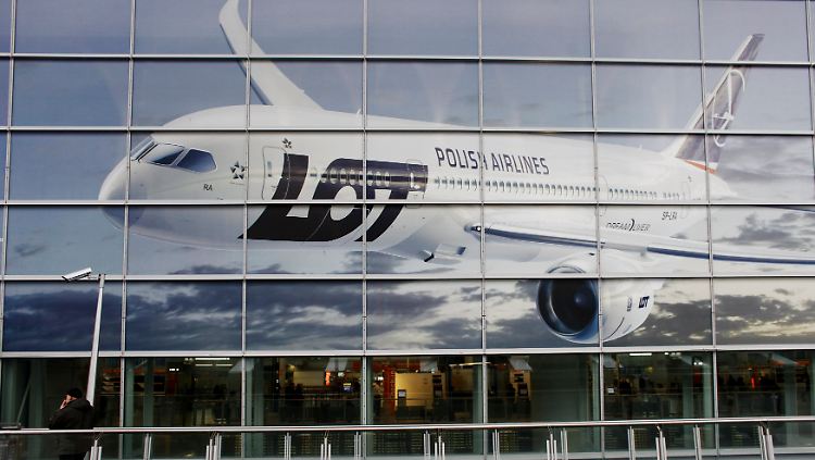 Ein Plakat mit dem Bild einer Boeing 787 Dreamliner der polnischen Airline LOT in Warschau.