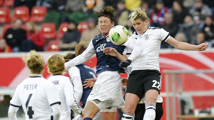 Luisa Wensing im Zweikampf mit US-Star Abby Wambach.