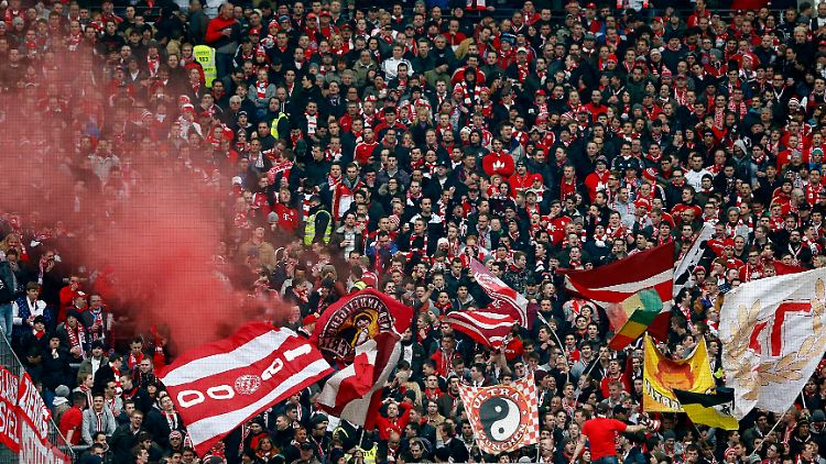 Gutgelaunt: Die Bayern-Fans in Frankfurt.