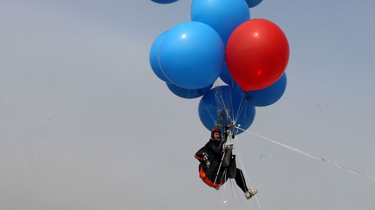 160 Heliumsballons ließen Matt Silver-Vallance bis zu 200 Meter aufsteigen.