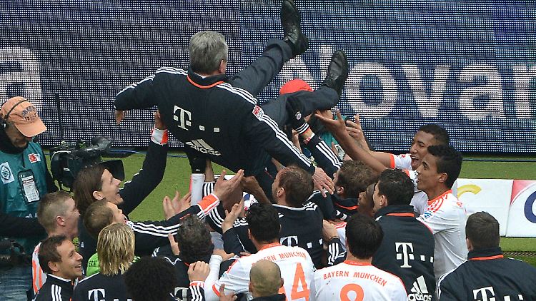 Hoch mit ihm: 23 Jahre nach seinem letzten Meistertitel beschert Coach Jupp Heynckes den Bayern die 23. Meisterschaft, und das im Rekordtempo.