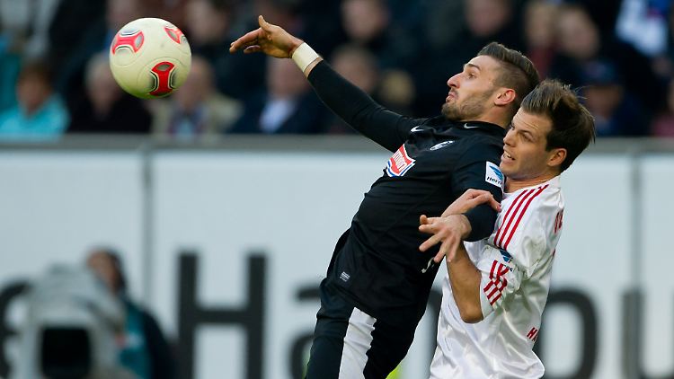 Freiburgs Daniel Caligiuri (l.) kämpft mit Hamburgs Dennis Diekmeier um den Ball.